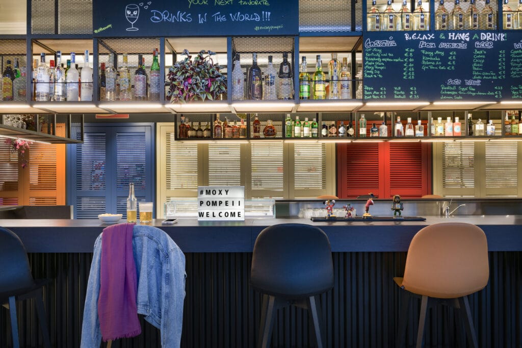 Moxy Bar 